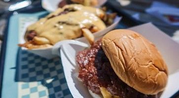 Hamburger e patatine con formaggio da Harlem Shake Burger.