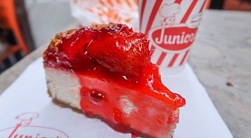 Cheesecake con fragole da Junior's Cheesecake.