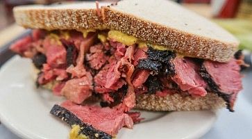 Sandwich con pastrami da Katz's Delicatessen.