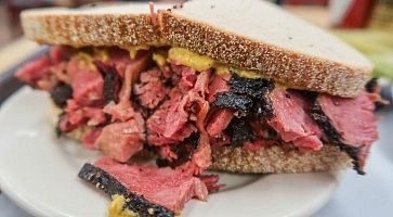 Sandwich con pastrami da Katz's Delicatessen.