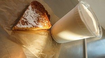 Torta e bevanda calda con latte da Momofuku Milk Bar.