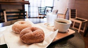 Donut e caffè da Harrits Donuts.