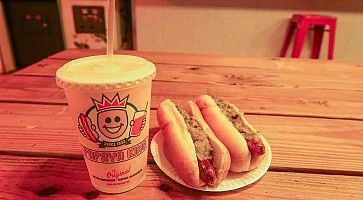 Hot Dog e bibita da Papaya King.