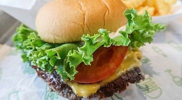 Hamburger con insalata da Shake Shack a New York.