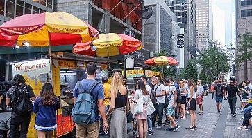 Persone in coda al food truck di The Halal Guys.