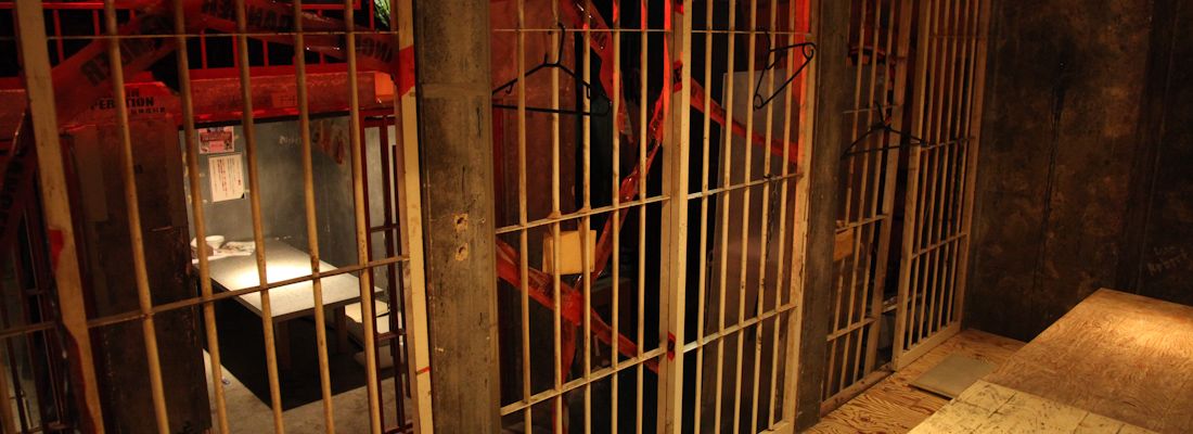 Curioso dettaglio dell'interno del ristorante Alcatraz a Shibuya, in cui sembra di essere in carcere.