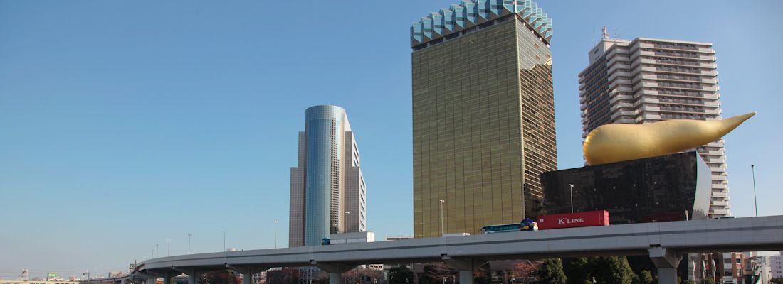 L'edificio della birra Asahi, visto dall'altra parte del fiume ad Asakusa.