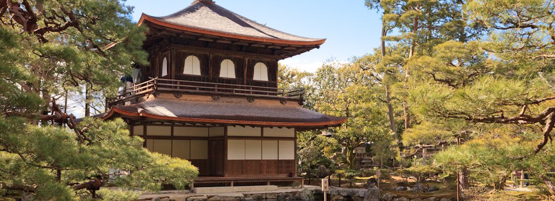 Esterno del tempio dal padiglione d'argento, Ginkaku-ji a Kyoto, visto dal giardino.