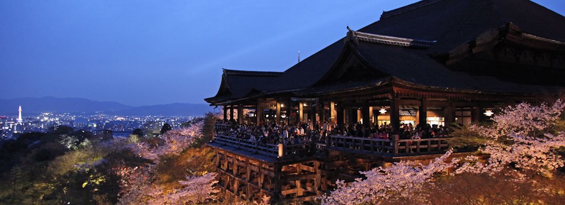 Il tempio Kiyomizu-dera di Kyoto al tramonto, in primavera.