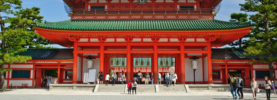 Il santuario Heian a Kyoto, di colore rosso acceso, con il tetto verde.