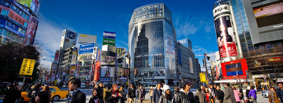 L'incrocio di Shibuya di giorno, attraversato da molte persone.