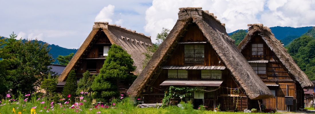 Case dai tetti in paglia, tipiche di Shirakawa-go.