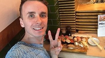 Marco Togni al ristorante di sushi con vassoio di nigiri da Bentomi sushi.