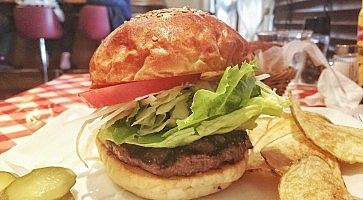 Hamburger e patatine fatte in casa da I-Kousya.