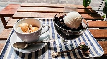 Caffè e gelatina al caffè con gelato, da Khazana Coffee.