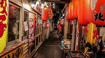 Stradine pittoresche con ristoranti a Yurakucho Yokocho.