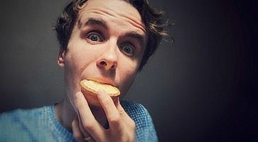 Marco Togni mangia cheesecake di Pablo.