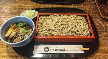 Soba "kamo seiro" con brodo d'anatra e carne d'anatra al ristorante Sarashina Soba.