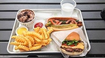 Hamburger, hot dog, patatine e gelato da Shake Shack.