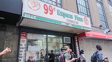 L'ingresso di 99 Cent Express Pizza, con in vista il prezzo super economico.