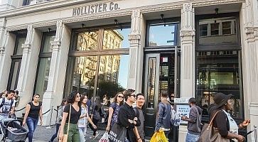 Esterno del negozio Hollister a New York.