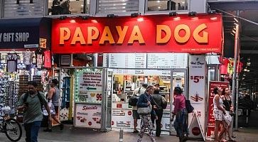 L'ingresso di uno dei ristoranti Papaya Dog.