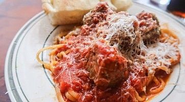 Spaghetti con polpette di carne da The Meatball Shop.