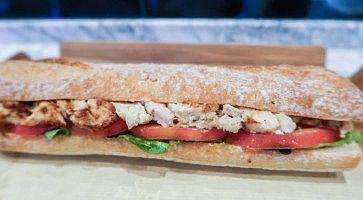 Grande panino tipo "ciabatta" da Paris Baguette Bakery.