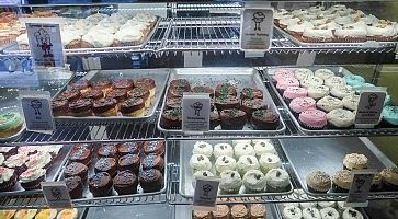 Cupcake e altri dolcetti da Sweet Sugar Bakery.