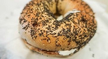 Bagel con semi di papavero da Zabar's.