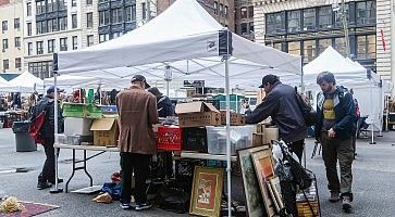 Bancarelle al mercato delle pulci Chelsea Flea Market.