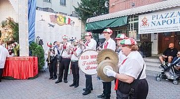 Musicisti con cappellini dell'Italia a Piazza Napoli (New York), durante la festa di San Gennaro