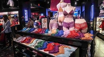 Intimo in vendita all'interno di Victoria's Secret a New York.