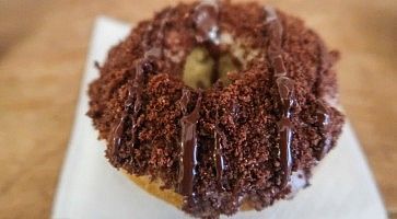 Donut al cioccolato da Erin McKenna Bakery.