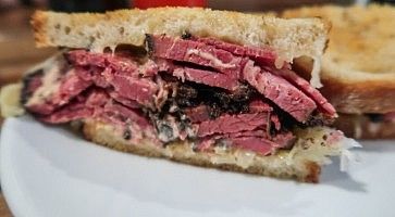 Sandwich con pastrami da Friedman's Lunch.