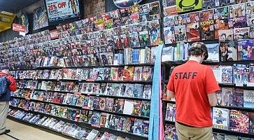 Uno degli scaffali di Midtown Comics, con tantissimi libri, fumetti e manga.