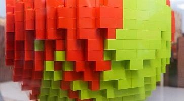 Dettaglio di una scultura fatta con i Lego, al Lego Store di New York.