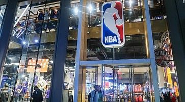 L'ingresso del ufficiale dell'NBA di New York, con in alto il logo NBA.