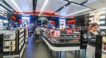 Scaffali con prodotti di. bellezza da Sephora a New York.