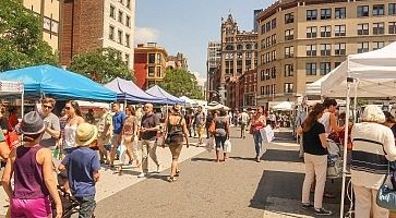 Bancarelle allUnion Square Greenmarket in una giornata di sole.