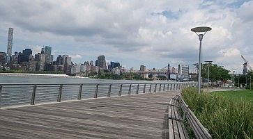 Long Island City e il Queen, visti dal Gantry Plaza State Park.