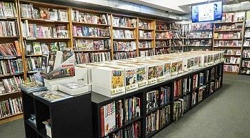 Scaffali pieni di fumetti e manga da JHU Comic Books.