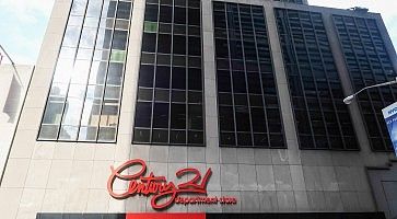 L'edificio di Century 21 e il logo.