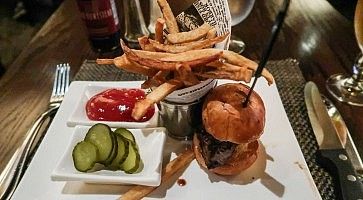 Hamburger e patatine da Old Homestead.