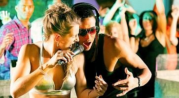 DJ e vocalist durante un party.