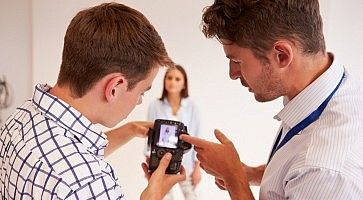 Un aspirante fotografo e un insegnante durante una lezione di fotografia un stidio.