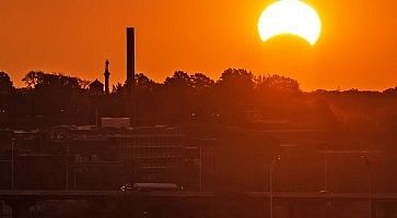 Eclissi di Sole sopra una città.