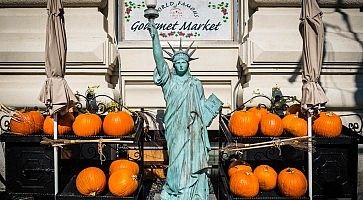 Zucche in vendita a New York, con una riproduzione della statua della libertà.