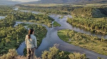 Un ragazza ammira il panorama dello Snake River, nell'Idaho.