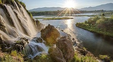 Il Sole sta per tramontare al fiume Snake River, nell'Idaho.